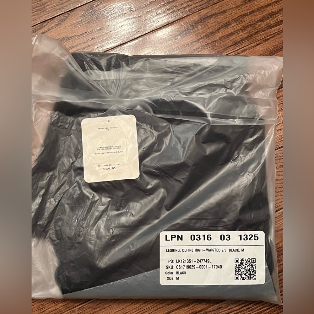 NWT in bag Fabletics Define High-Waisted Leggings. Size M, black